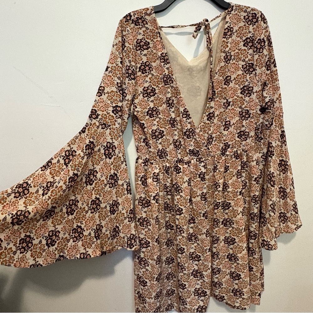 Floral Bell Sleeve with open back Dress altard state medium